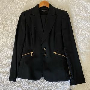 Tahari Pant Suit. Jacket and Pants. Size 4. Never worn!